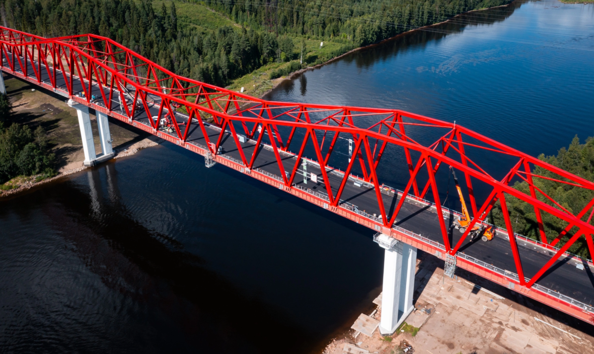 В октябре этого года в Подпорожье  введен в эксплуатацию новый мост через  реку Свирь